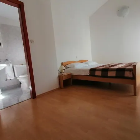 Apartment Soba S Kupaonom Za 2 Osobe, 300m Od Plaze