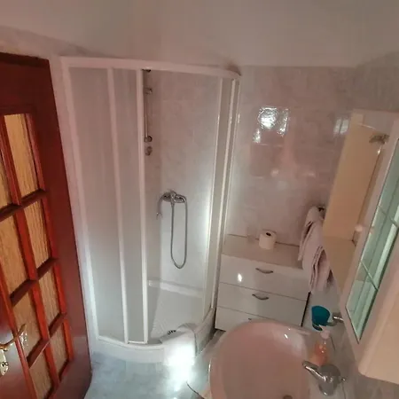 Apartment Soba S Kupaonom Za 2 Osobe, 300m Od Plaze Novi Vinodolski